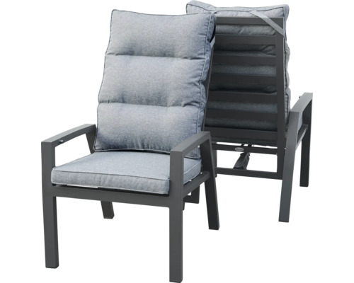 Zwei graue Gartenstühle mit Armlehnen und Polster