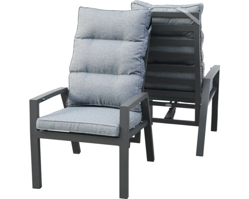Zwei Gartenstühle mit Armlehnen und grauen Kissen