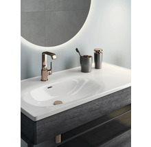 Modernes Badezimmerwaschbecken mit Armatur, Seifenspender und Spiegel