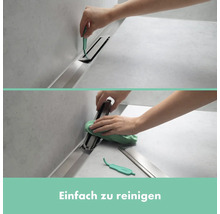 Reinigung einer Duschrinne mit Reinigungswerkzeug und Tuch.