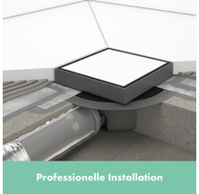 Professionelle Installation einer Duschrinne im Boden.