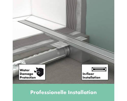 Bodenebene Dusche mit Wasserablauf und zugehörigen Installationselementen