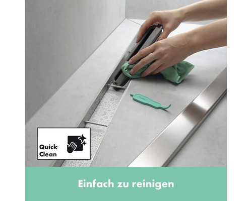 Eine Duschrinne wird mit einem Tuch gereinigt.