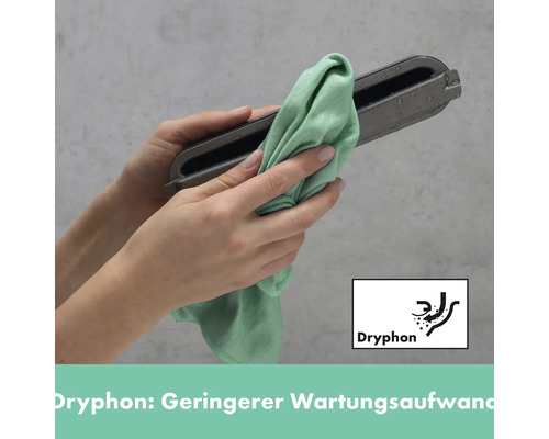 Reinigung einer Dachrinne mit einem Tuch. Dryphon Logo.