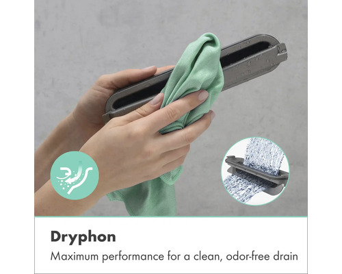 Reinigen einer Duschrinne mit einem Tuch