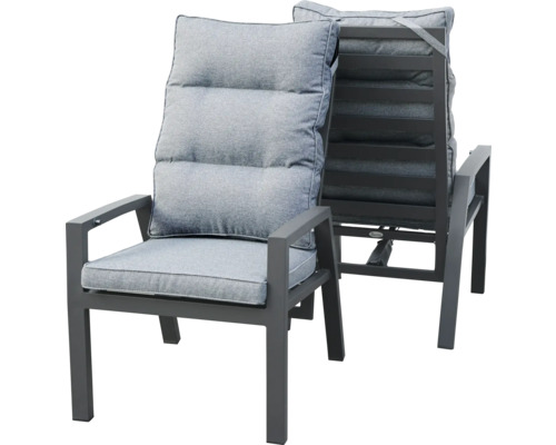 Zwei graue Gartenstühle mit Armlehnen und Polster