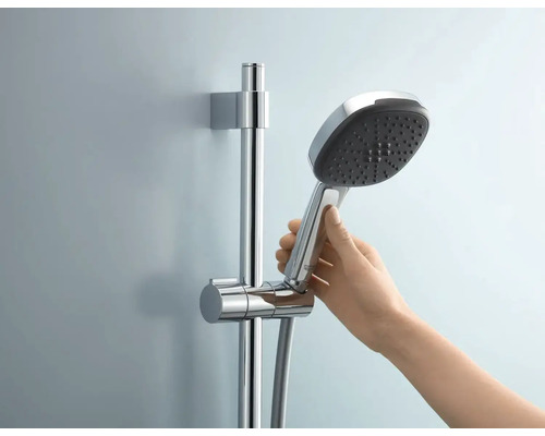 Brausestangenset mit Handbrause im Badezimmer