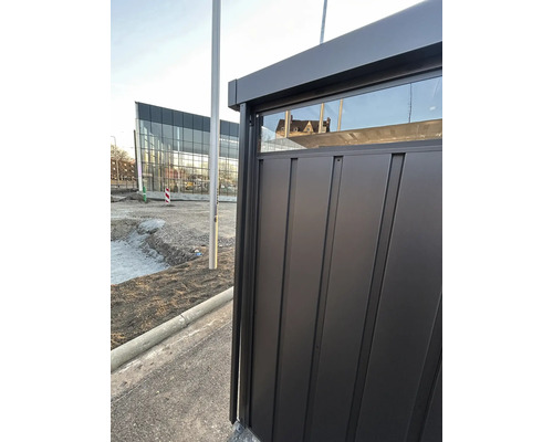 Detailansicht eines schwarzen Gerätehauses mit Fenster