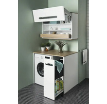 Modernes Badezimmer mit Waschmaschine, Waschtischunterschrank und Hängeschrank zur Aufbewahrung