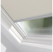 Detailansicht eines Dachfensters mit Rollo