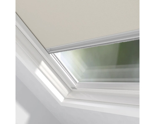 Detailansicht eines Dachfensters mit Rollo