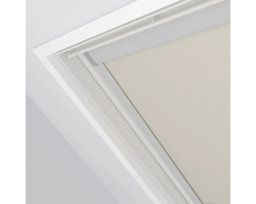 Detailansicht eines Dachfensters mit Rollo