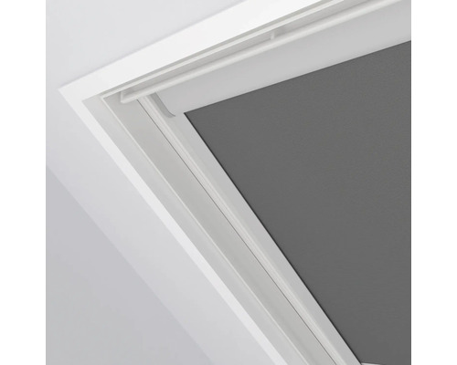 Graues Rollo in Dachfenster mit weißem Rahmen