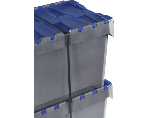 Zwei graue Kunststoffboxen mit blauem Deckel und Spanngurt gestapelt