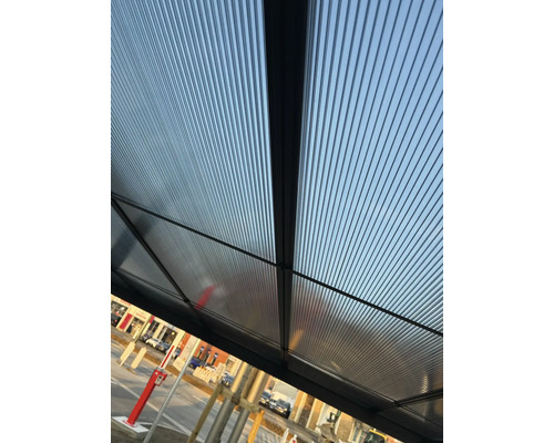 Nahaufnahme einer transparenten Terrassenüberdachung mit Streifenmuster