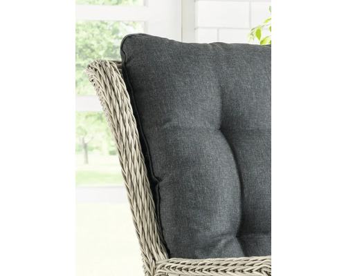 Detailansicht eines Stuhlkissens mit Rattanrahmen