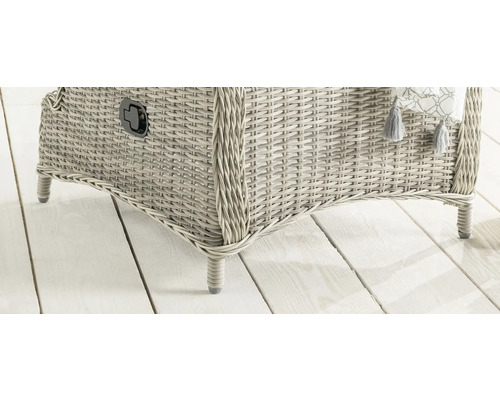 Detailansicht einer Aufbewahrungsbox aus Rattan mit Füßen