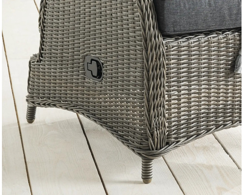 Detailansicht eines Rattansessels mit Ausziehfunktion