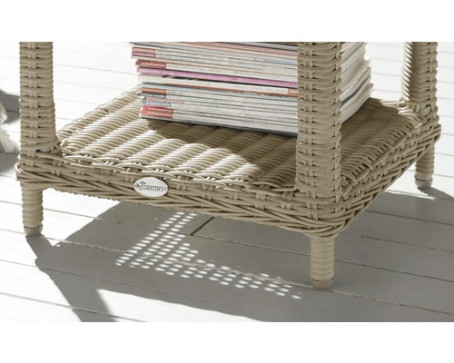 Detailansicht eines Beistelltisches aus Rattan mit Ablage und einer Stapel Zeitschriften darauf