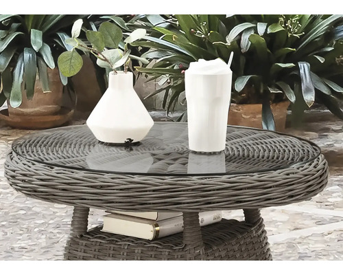 Rattan Beistelltisch mit Glasplatte, Vase und Getränk