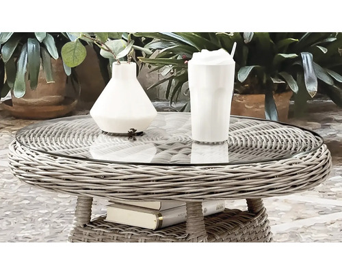 Runder Beistelltisch aus Rattan mit Glasplatte und Dekorationsartikeln