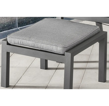 Gartenhocker mit grauem Kissen