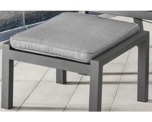 Gartenhocker mit grauem Kissen