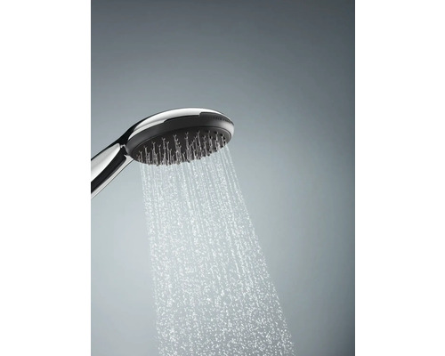 Handbrause mit fließendem Wasser
