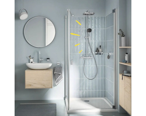 Modernes Badezimmer mit Duschkabine, Waschtisch und Spiegel