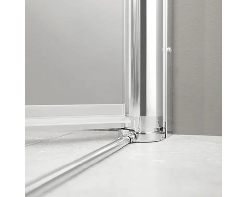 Detailaufnahme einer Duschkabine mit verchromtem Rahmen und Stützstange.