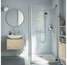 Badezimmer mit Dusche, Waschbecken und Spiegel