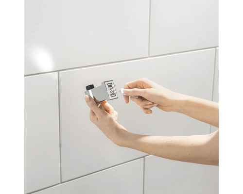 Montage eines Türstoppers im Badezimmer.