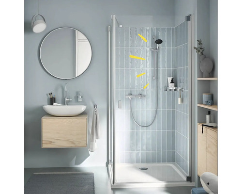 Badezimmer mit Dusche, Waschtisch und Spiegel