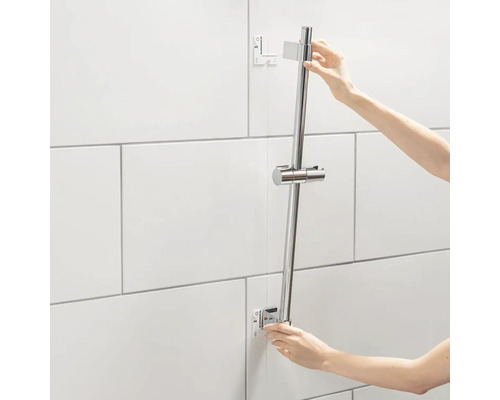 Installation einer Duschstange im Badezimmer mit Fliesen.