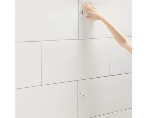 Fliesenwand mit Fliesenfugenlehren zur Bestimmung der Fugenbreite