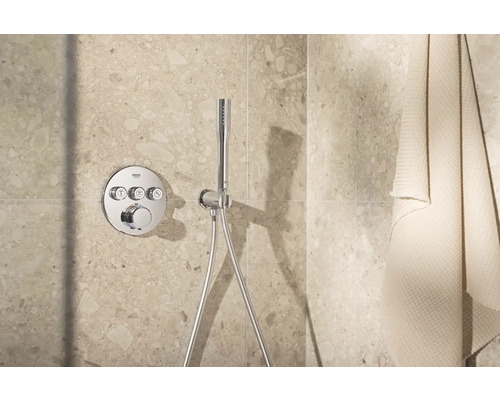 Duscharmatur mit Handbrause an gefliester Wand