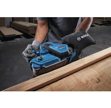 Person schleift Holz mit einem Bandschleifer von Bosch