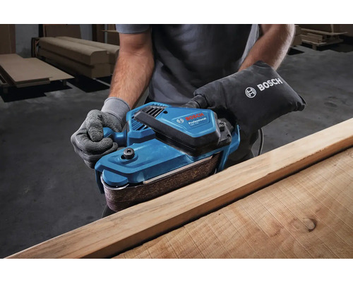 Person schleift Holz mit einem Bandschleifer von Bosch