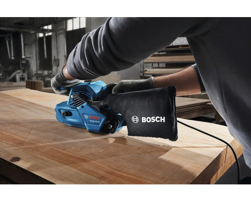 Bandschleifer beim Schleifen von Holz mit Staubbeutel und Bosch Logo