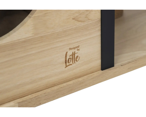 Detailansicht eines Holzregals mit dem Schriftzug Designed by Lotte