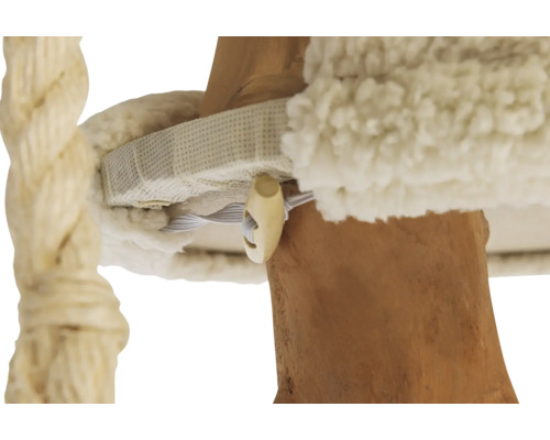 Detailansicht eines Kratzbaums mit Plüschbezug und Sisalstamm