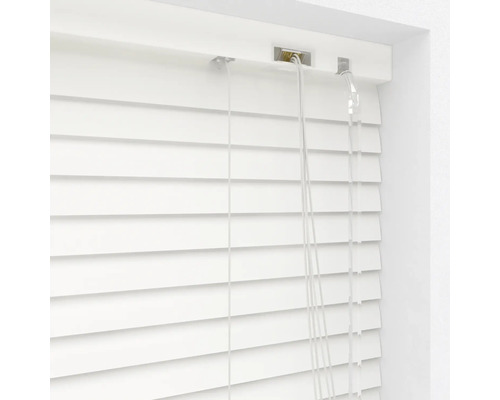 Weiße Jalousie zur Fensterdekoration und zum Sonnenschutz