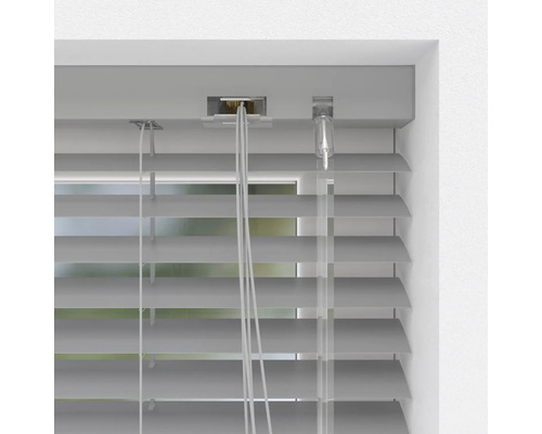 Detailansicht einer grauen Jalousie am Fenster