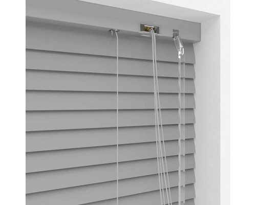 Graue Jalousie am Fenster mit Bedienungsseil
