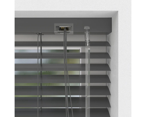 Detailansicht einer horizontalen Jalousie am Fenster mit Bedienmechanismus