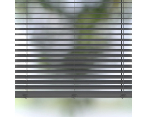 Geschlossene Jalousie zur Fensterdekoration