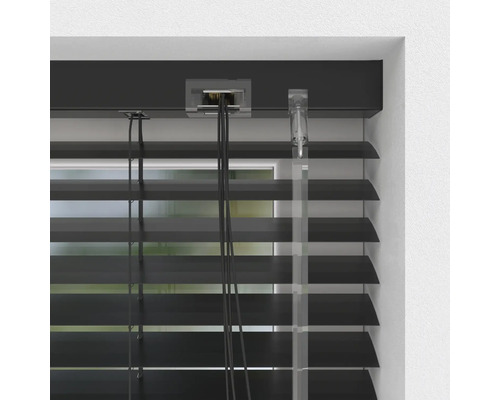 Nahaufnahme einer schwarzen Jalousie am Fenster.