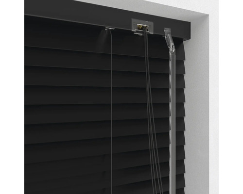 Detailansicht einer schwarzen Jalousie mit Bedienmechanismus