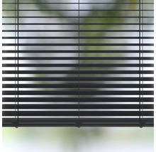 Geschlossene Jalousie zur Fensterdekoration und zum Schutz der Privatsphäre