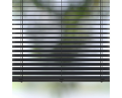 Geschlossene Jalousie zur Fensterdekoration und zum Schutz der Privatsphäre